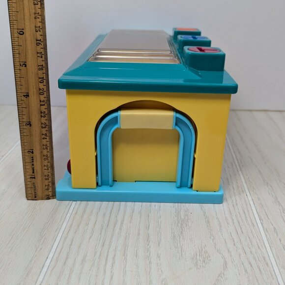 Battat 3 car toy garage w/ cars truck keys playset - Picture 4 of 8